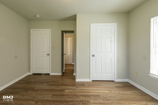 Building Photo - Move in Ready and pricced to GO!! 3 Bed / 2 Bath in 77619!