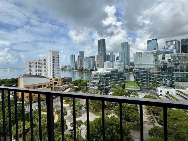 Building Photo - 520 Brickell Key Dr