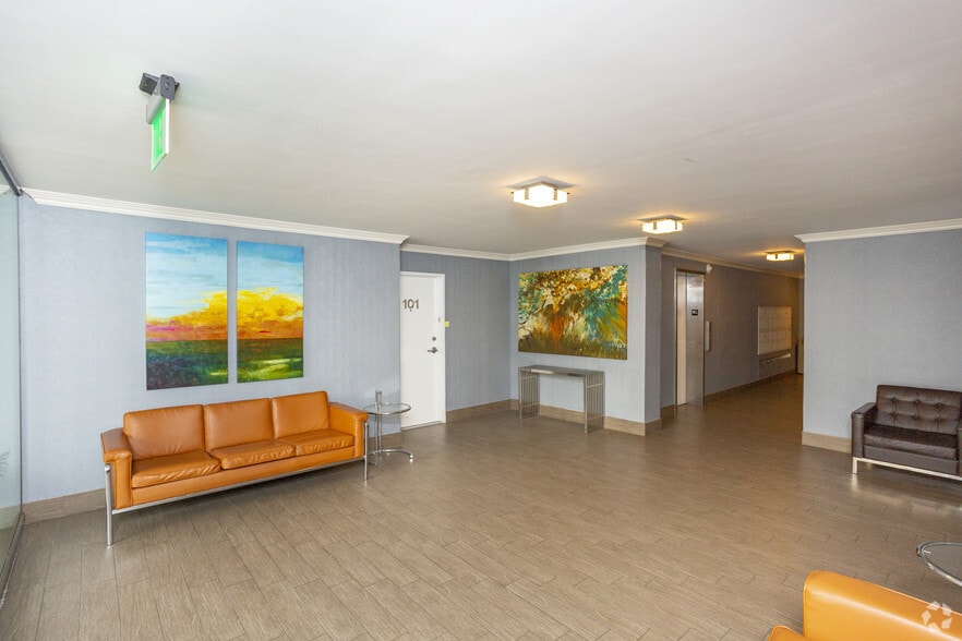 Lobby Photo - 468 South Roxbury