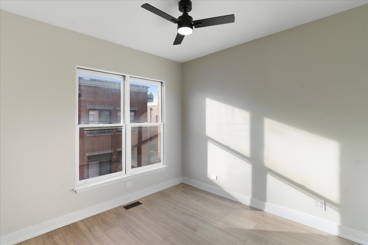 Building Photo - 839 W 14th Pl