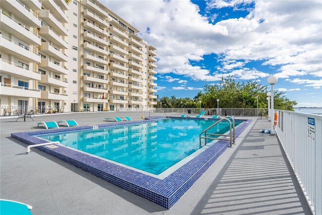 Building Photo - Master Room & Shared Bath - Miami Beach