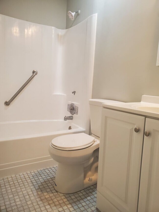 Building Photo - Spacious 4 bedroom in Berkshire West!