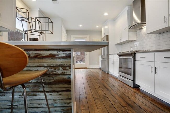 Building Photo - 87 Chester Ave SE