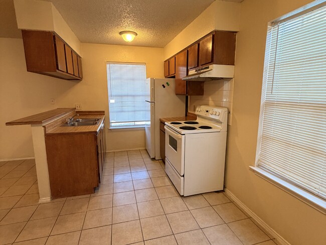 Building Photo - Bright & Inviting 2-Bedroom Duplex in a Highly Desirable Central Location