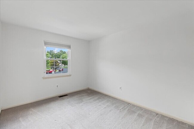 Building Photo - 100 Greensward Ln