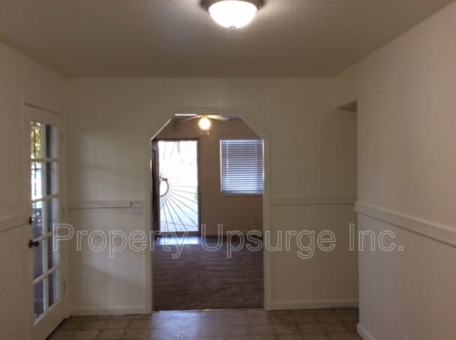 Building Photo - 209 W 10th St