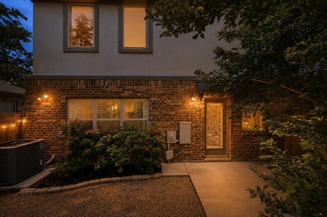 Building Photo - 2304 S Lakeline Blvd