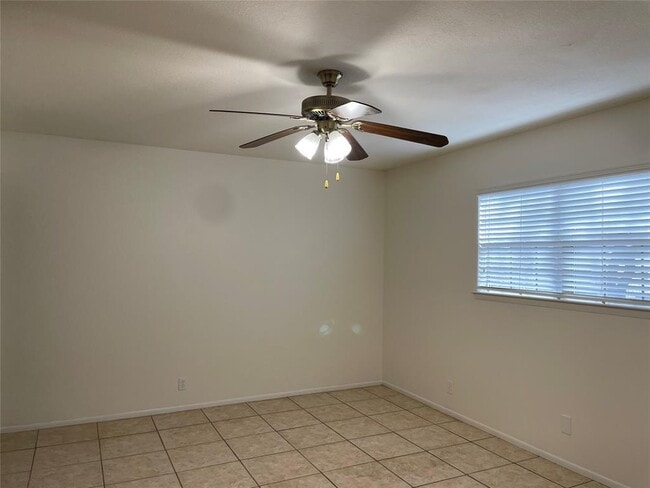 Building Photo - 21013 Highland Lake Dr