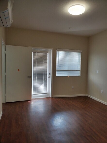 Building Photo - 2209 E 8th St