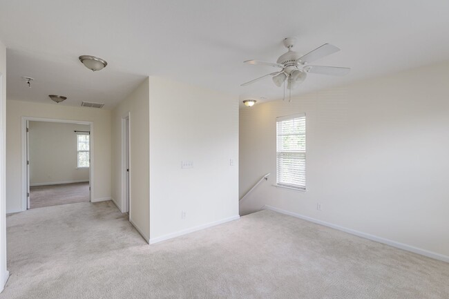 Building Photo - Spacious Townhome in Greensboro NC