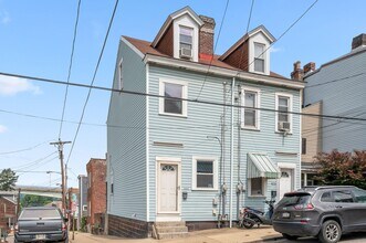 Building Photo - 2 bed 1 bath with fresh updates - great location, fenced in yard