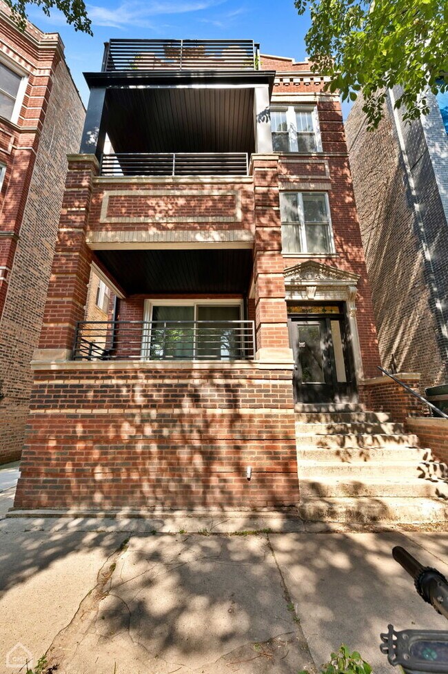 Primary Photo - 846 N Hoyne Ave