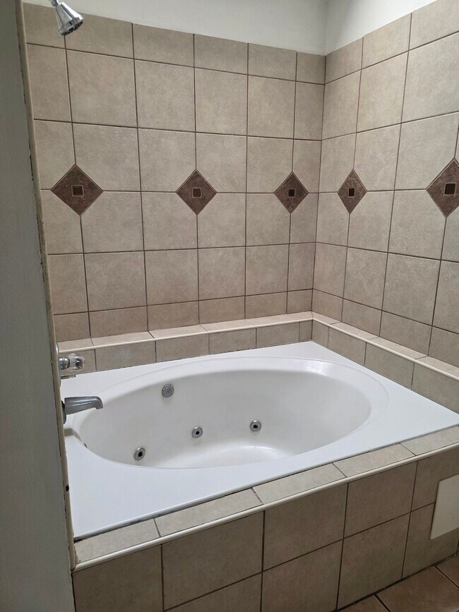 Building Photo - 7803 La Rochelle Cir