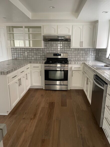 Beautiful stainless-steel appliances - 2220 Curtis Ave