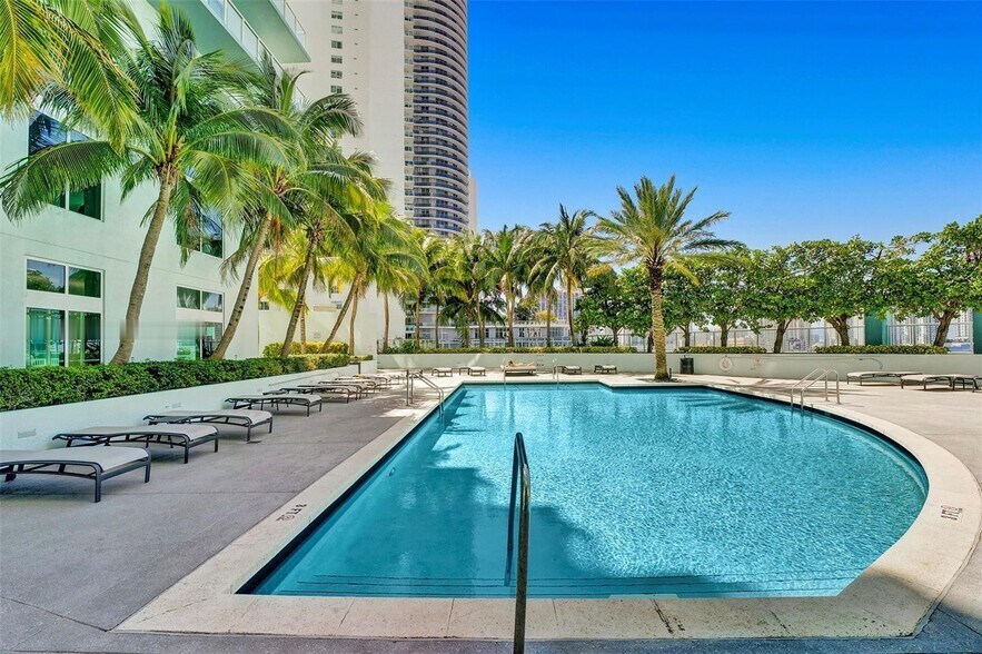 Building Photo - 1900 N Bayshore Dr