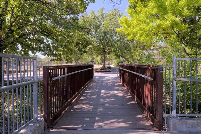 Building Photo - 1505 Karen Ave