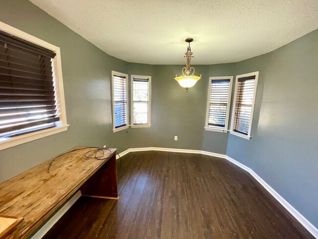 Building Photo - Spacious 4 bed 2 bath home for rent in Pearl!