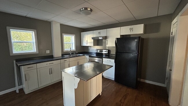 Building Photo - Newly updated, bright and spacious 2 bed/1...
