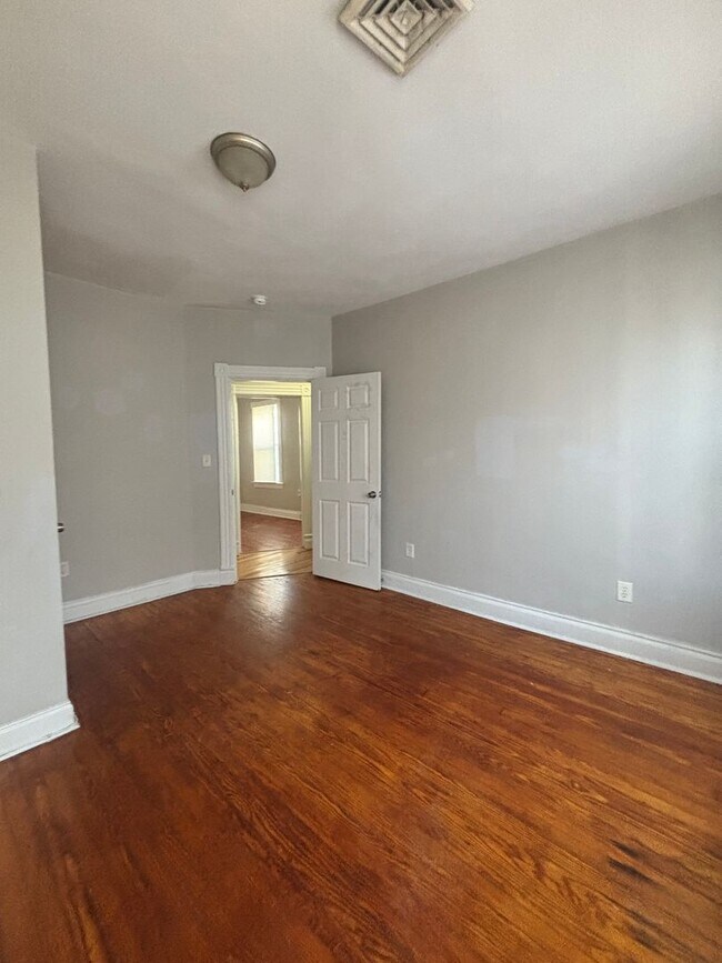 Building Photo - Well Kept 3 Bedroom 1.5 Bathroom Duplex Located in Historic Port Norfolk