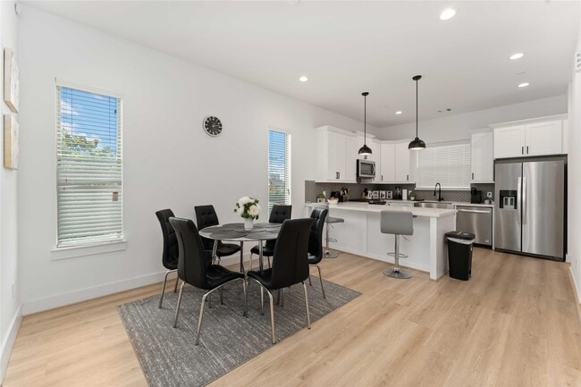 Primary Photo - 2341 Eagle St