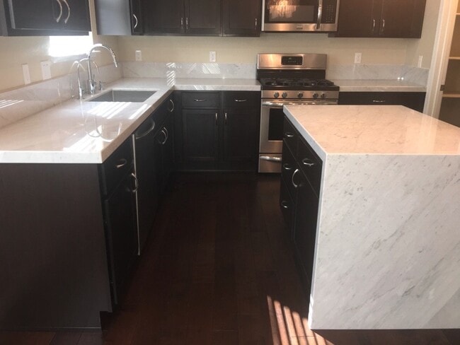 Building Photo - Gorgeous Townhouse - Built 2017 Southwest ...