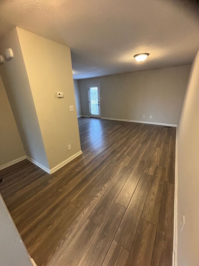 Building Photo - Townhome for rent near post!