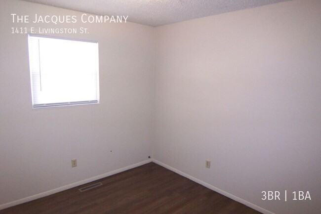 Building Photo - 3 Bedroom 1 Bath One Block from Fremont El...