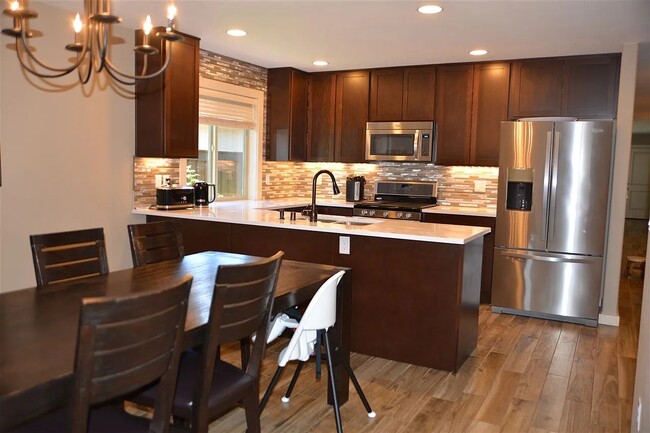 Building Photo - 6110 E 7th Ln