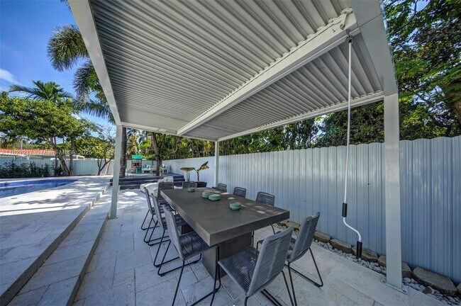 Building Photo - 2020 Alamanda Dr