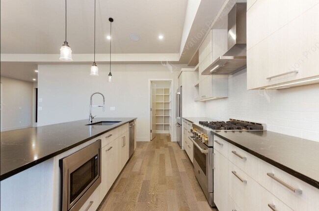 Building Photo - Exquisite Tetherow Living with Resort Memb...
