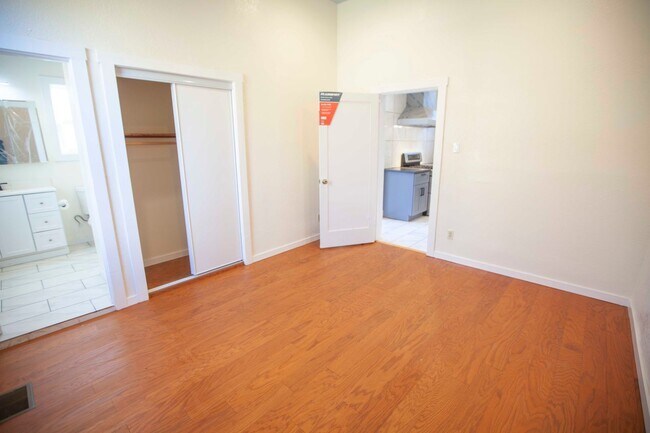 Building Photo - Charming Oceanveiw Renovated Single-Family...