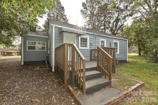 Building Photo - 301 Seldon Dr