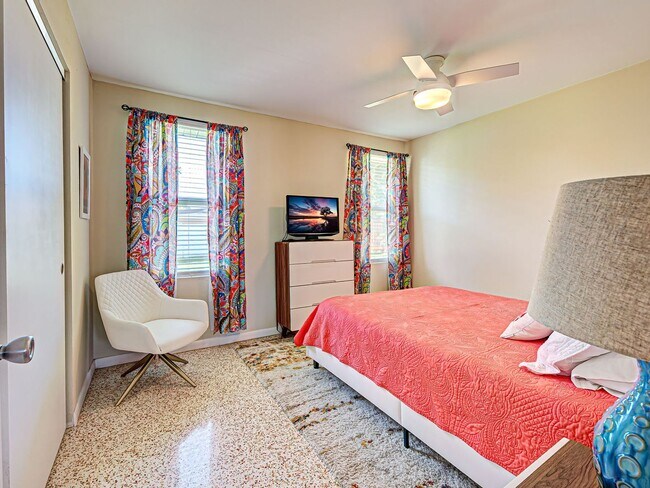 Building Photo - Seasonal Rental Near Venice – Pet-Friendly 3 Bed, 2 Bath Home