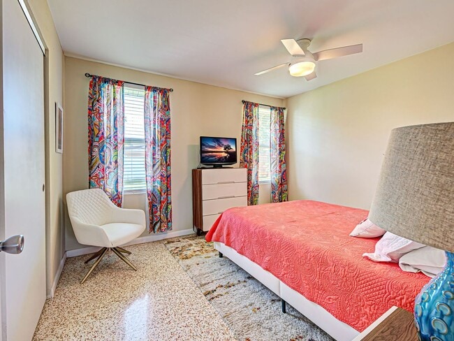 Building Photo - Seasonal Rental Near Venice – Pet-Friendly...