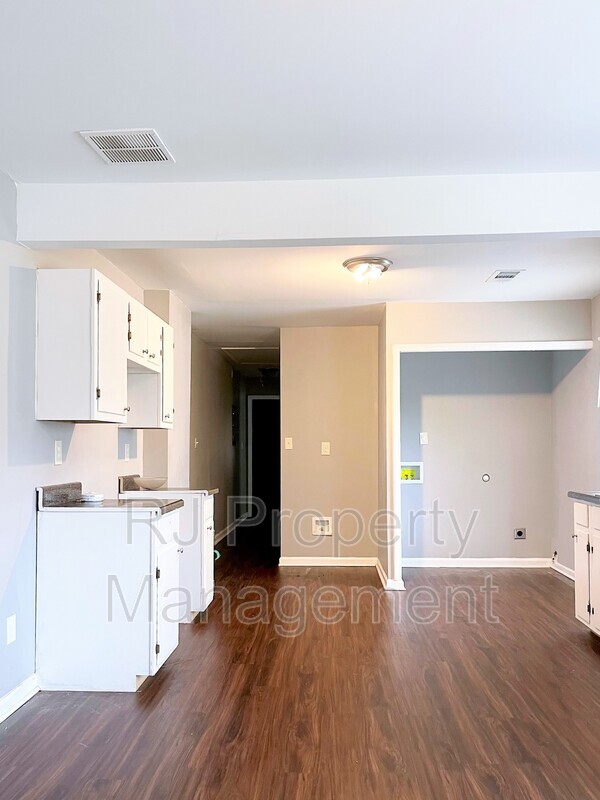 Building Photo - 802 Cella St