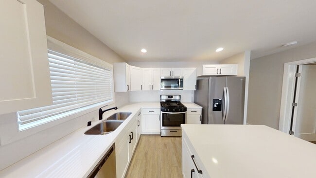 Building Photo - 7 BD, 3 BR. Spacious Yard!!
