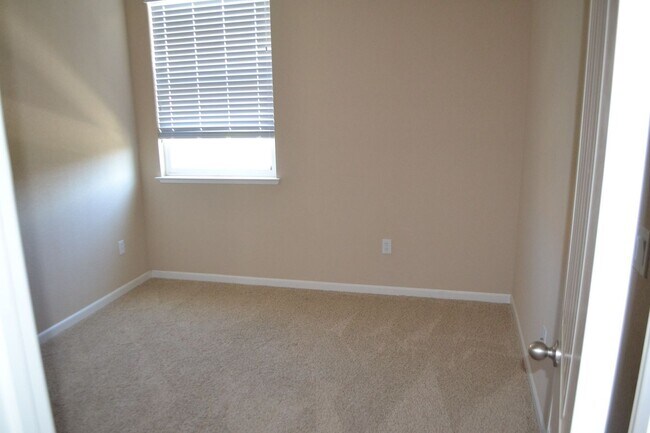 Building Photo - Beautiful 3 bedroom home available in Sout...