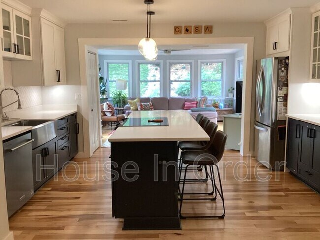 Building Photo - 23 Moore Ave