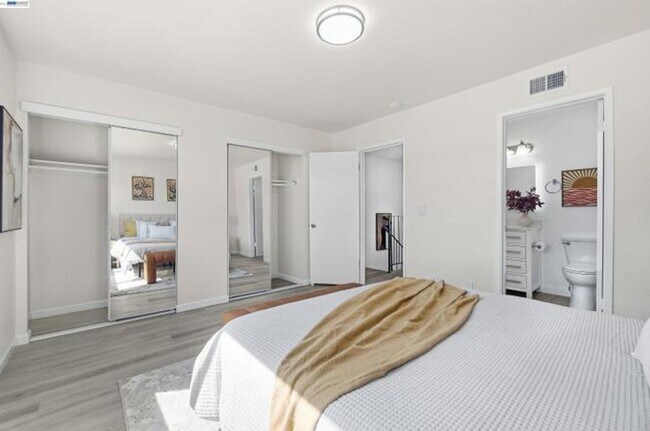Building Photo - $3,150 / 2 BR - Updated Townhome in Prime Union City!