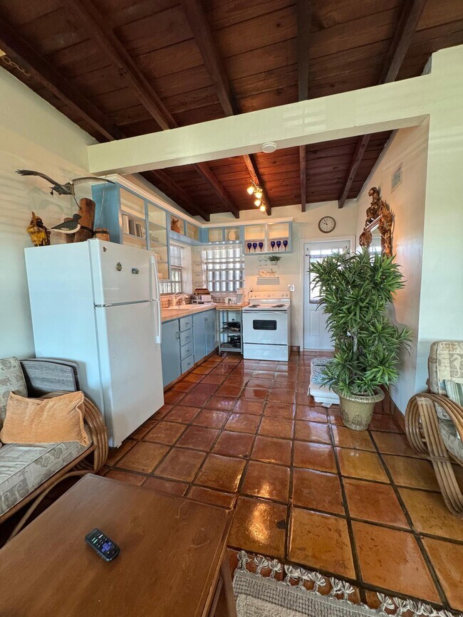 Building Photo - 256 E 24th St