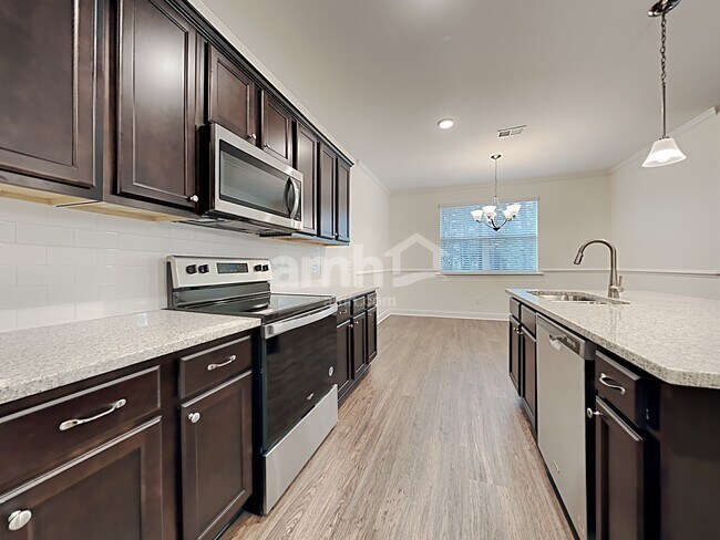 Building Photo - 605 W Lionel Rd