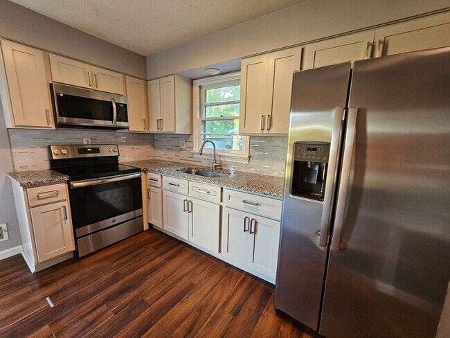 Building Photo - Spacious 3 Bedroom, 1.5 Bath House with Detached Garage