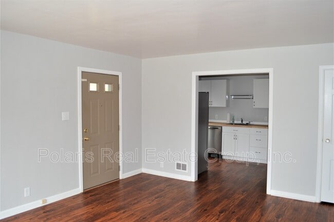 Building Photo - 6057 Rosslyn Ave