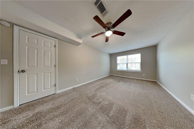 Building Photo - 450 Aristocrat Dr SW