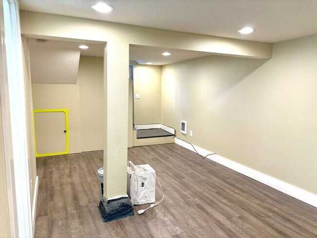 Building Photo - Portsmouth Neighborhood Updated 3-Story Ho...