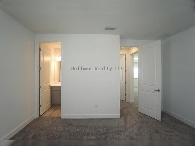 Building Photo - Stunning 5-Bedroom Lakeview Home in River ...