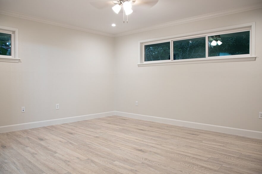 Rear master - 3619 Braeswood S Blvd