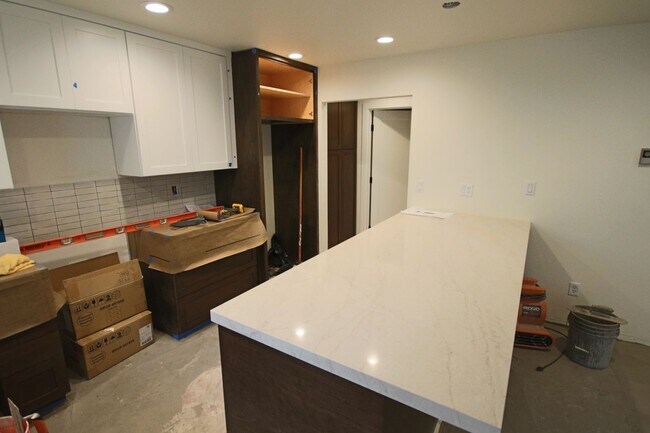 Building Photo - Completely Remodeled 3br Townhome in UTC