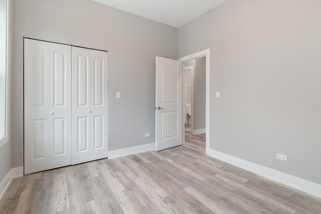 Building Photo - Beautiful, Updated, Spacious 2b/2bth Ukrainian Village, Avail August 8th!