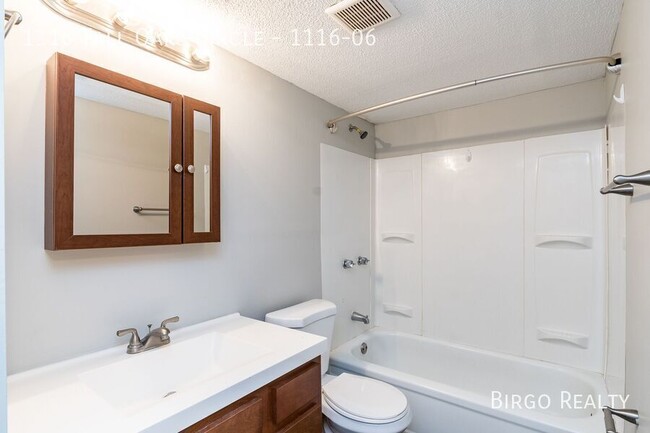 Building Photo - Comfortable 2 Bed / 1 Bath APARTMENT in HA...